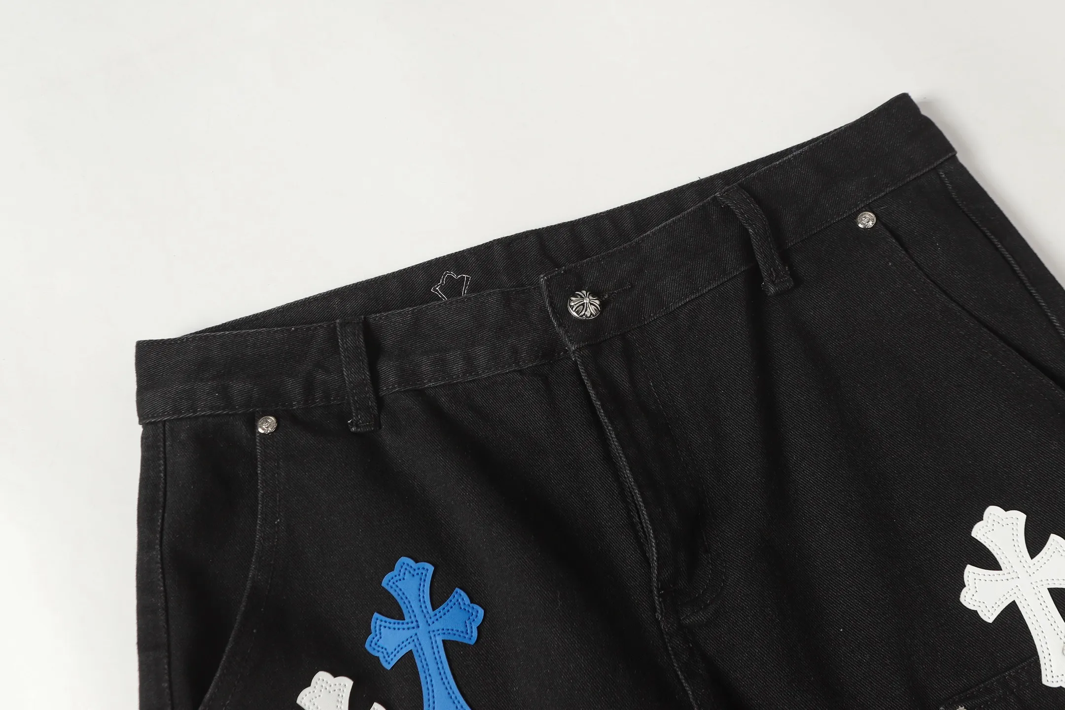 P280   跨境跑量款 追求质量请勿下单 -Chrome Hearts/克罗心十字架✝️贴皮绣洗水牛仔裤长裤休闲裤  -高克重高密度高品质 毛料柔软细腻亲肤 触感软糯丝滑 保暖性亲肤性极佳  -定织定染无色差 无论面料还是做工细节 碾压市面普通版本 -五金拉链辅料均为定制 细节满满  -Colour：洗水黑-Size: 28 30 32 34 36